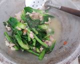 Foto langkah ke 3 dari resep Baby boncis & daun kol hijau cah ayam.
