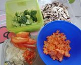Foto langkah ke 2 dari resep Tumis brokoli wortel dan jamur.