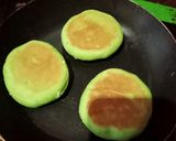 Foto langkah ke 3 dari resep Roti pandan teflon.