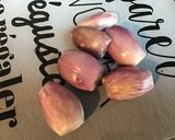 Une image de l'étape 1 de Côtes de porc aux olives bicolores et échalotes.