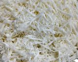 A picture of step 2 of Suji base instant piza.