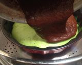 Foto langkah ke 7 dari resep Bolu Pandan Coklat Kukus No Mixer.