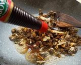 Foto langkah ke 2 dari resep Mamaci Kerang Oseng Kecap.
