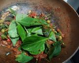รูปขั้นตอนการทำที่ 5 ของ ผัดเผ็ดเนื้อ ใบยี่หร่า