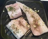 Foto del paso 5 de la receta: Merluza al horno con espárragos trigueros y patatas