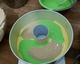 Foto langkah ke 6 dari resep Bolu Marmer 3 warna (hijau, kuning dan cokelat).