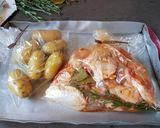 Foto del paso 1 de la receta Alitas de pollo y patatas en bolsa de asar