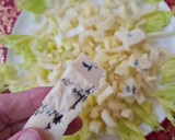 Foto del paso 2 de la receta: Ensalada de apio, nueces, pasas rubias y queso azul + agua de apio 💧 (receta de aprovechamiento)