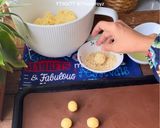 Gambar langkah 4 resipi Strawberry Thumbprint Cookies.