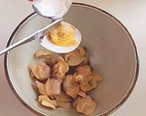 Hình bước làm 2 của món Cơm nghêu xào bơ