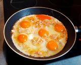 Lazacos tükörtojás paradicsomkarikákkal, brie sajttal recept fázis 3 fotója