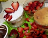 صورة لخطوة 4 من وصفة تحلية كيك الفانيليا بالفراولة والشوكولاته 🍓
