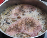 Foto del paso 4 de la receta: Chuletas de Sajonia guisadas con champiñones cremosos