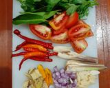 Foto langkah ke 2 dari resep Sup Pindang Ikan Gurame Bumbu Iris Cemplung Sehat Yummy.