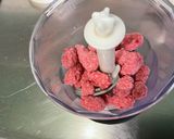 Une image de l'étape 4 de Flan aux pommes, pralines roses et lait fermenté.