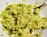 Foto del paso 2 de la receta: Tostas con aguacate y requesón para el desayuno
