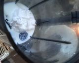 A picture of step 2 of Oreo creamy shake.