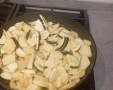 Foto del paso 4 de la receta: Tortilla de calabacín con patatas