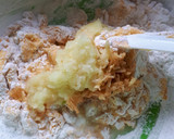 Foto del paso 2 de la receta: Budín de manzana y pasas (sin harina de trigo y sin azúcar)