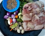 Foto langkah ke 1 dari resep Woku Ayam Rempah Daun.