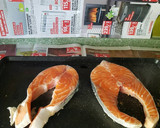 Foto del paso 2 de la receta: Salmón plancha con tomate y pimientos asados