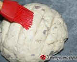 A picture of step 4 of Super easy cheese bread with onion, olives and oregano.