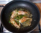 Foto del paso 2 de la receta Merluza con salsa de gambas fácil