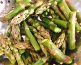 Hình bước làm 1 của món Mì Ăn Liền Lẩu Thái Nấu Trai Đen & Măng Tây