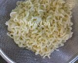 Foto langkah ke 1 dari resep Nasi Putih, Dadar Mie, Sosis Goreng (Bekal Makan Anak).