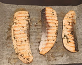 Foto del paso 4 de la receta: Salmón con revuelto de espinacas, champiñones y bocas de mar
