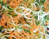 Foto del passaggio 3 della ricetta Quiche di spaghetti di carote e zucchine, raschera e fesa di tacchino