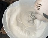 Foto del paso 3 de la receta: Mini pavlovas navideñas con dulce de leche, crema y frutas