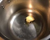 Une image de l'étape 4 de Moules épicées aux oignons rouges, ail fumé et sauce roquefort.