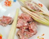 Hình bước làm 1 của món Trái chín trong lồng (sả bọc thịt)
