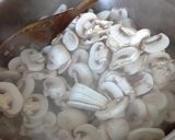 Foto del paso 5 de la receta Ternera en salsa de vino con champiñones