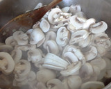 Foto del paso 5 de la receta: Ternera en salsa de vino con champiñones