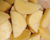 Hình bước làm 1 của món Canh Khoai Tây Hầm Thịt Viên