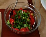 Foto del paso 5 de la receta: Brusquetas con cebolla de verdeo, tomate y parmesano
