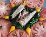 Foto del paso 6 de la receta: Ensalada de caballa,tomate, espinacas y vinagreta de espirulina