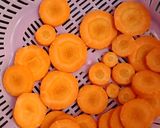 Foto langkah ke 1 dari resep Sayur Bening Katuk Wortel.