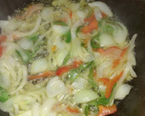 Foto del paso 3 de la receta: Salteado de merluza con cebolla pimientos y papas crujientes