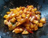 Foto langkah ke 4 dari resep Oseng Kikil Kentang Pedas.