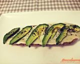 Foto del paso 3 de la receta: Tostada integral con queso, aguacate y salsa atascaburras