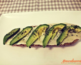 Foto del paso 3 de la receta: Tostada integral con queso, aguacate y salsa atascaburras
