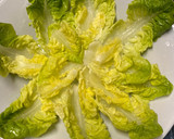 Foto del paso 1 de la receta: Ensalada de lechuga y bonito con vinagreta de pimientos