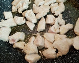 Foto del paso 2 de la receta: Salteado de pechuga con patatas y champiñones