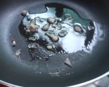 Foto del passaggio 1 della ricetta Scialatiello con funghi salsiccia e provola