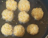 Foto langkah ke 4 dari resep Bola-bola pisang goreng isi coklat.
