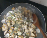 Foto del paso 2 de la receta: Berberechos al vino blanco con ajo y perejil