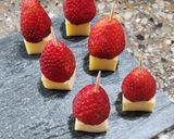 Foto del paso 3 de la receta: 🍓🍑🍈🍒Pinchos de fruta, queso y fiambres🍒🍈🍑🍓